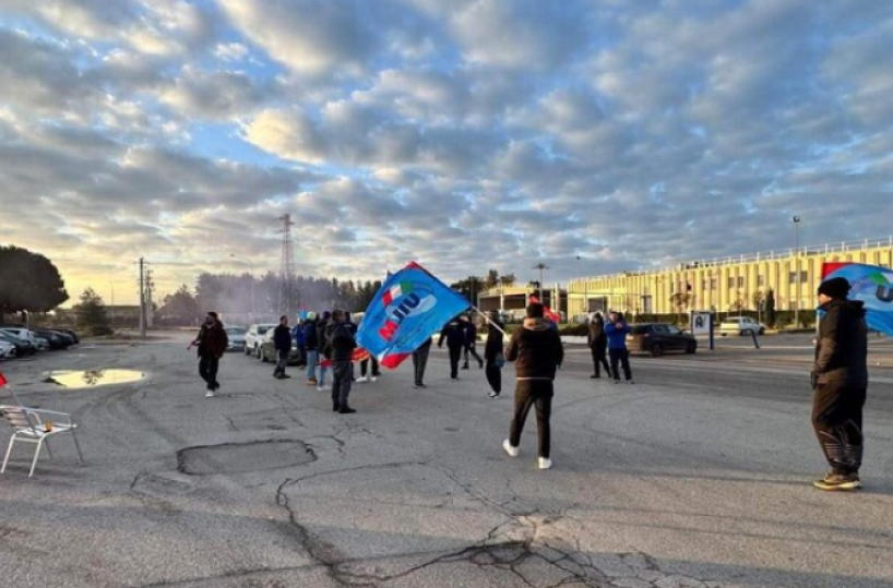 Vestas, la protesta al sito di Taranto: i lavoratori occupano le strade adiacenti la fabbrica 