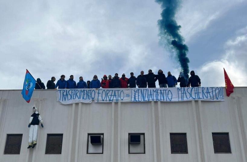 Vestas, la protesta sul tetto del sito a Taranto: &laquo;Trasferimento forzato=licenziamento mascherato&raquo;