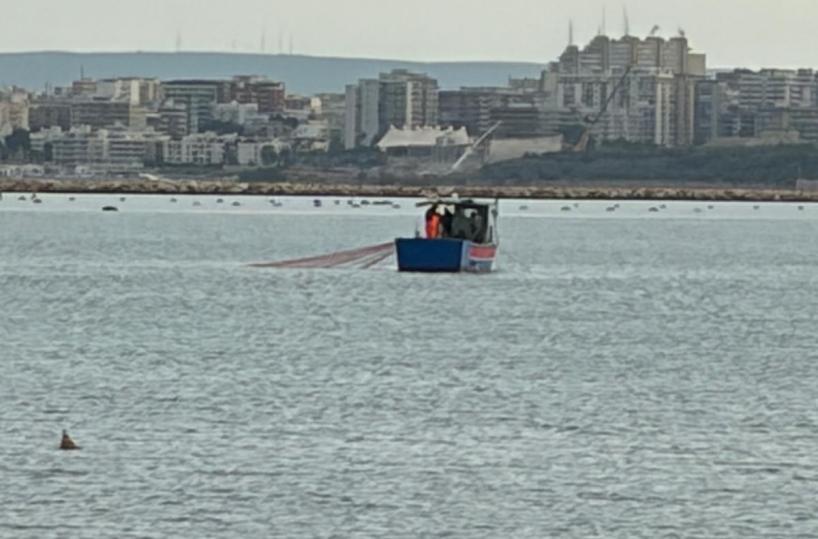 Taranto, pesca abusiva nel Mar Grande: multato pescatore non professionista