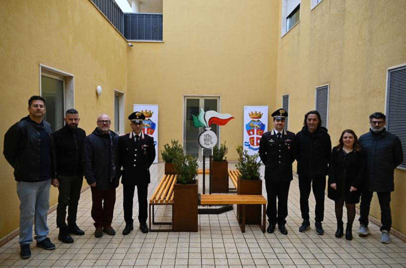 "La Panchina sVasoQuattro", studenti di Galatone donano un'opera simbolo di legalit&agrave; ai Carabinieri di Gallipoli