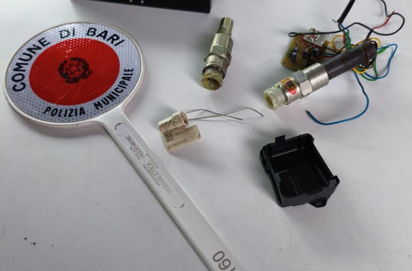 Bari, scoperto autoarticolato con tachigrafo alterato: conducente denunciato