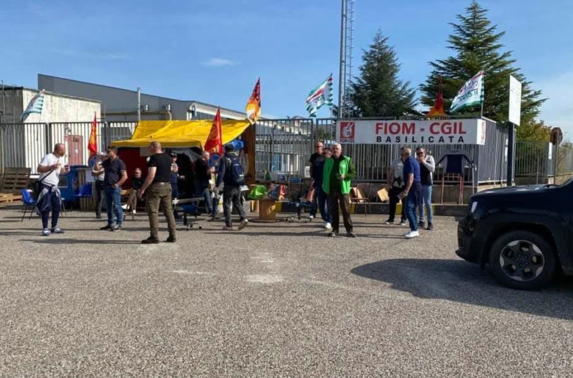 Gli operai dell&rsquo;indotto Stellantis in presidio davanti al Mimit