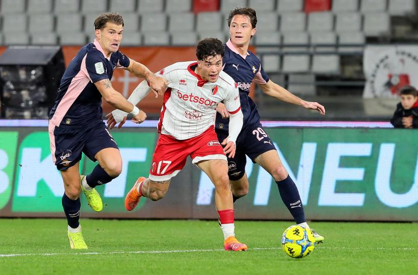 Il Bari resiste il primo tempo ma non basta: al San Nicola biancorossi battuti dal Palermo 3-0 