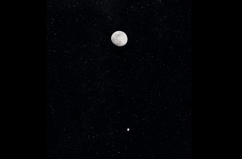 Un &laquo;bacio astronomico&raquo; tra Giove e la Luna incanta il cielo di Monopoli