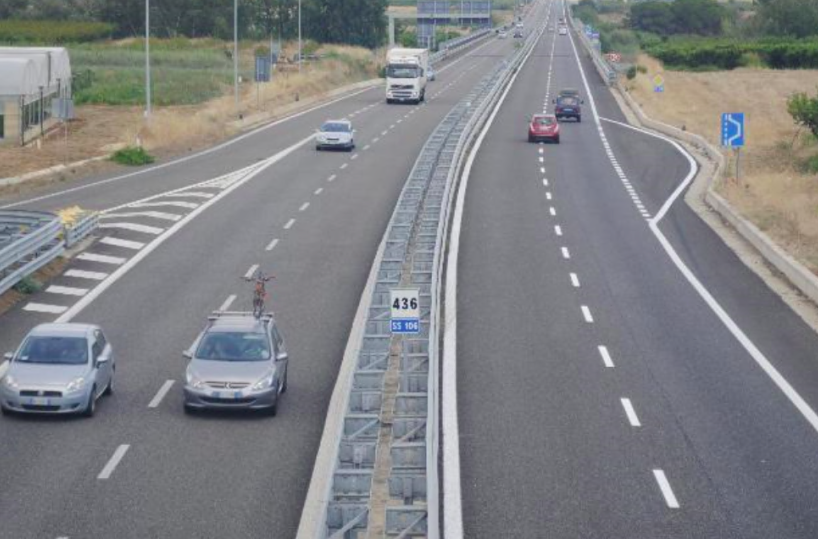 Commando di quattro persone assalta una stazione di servizio sulla Ss106 jonica: ferito un vigilante 