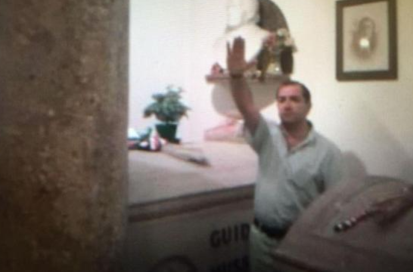 Mola, bufera sul consigliere comunale: foto con saluto fascista sulla tomba di Mussolini. Il sindaco: &laquo;Gesto grave, chiedo scuse pubbliche&raquo;