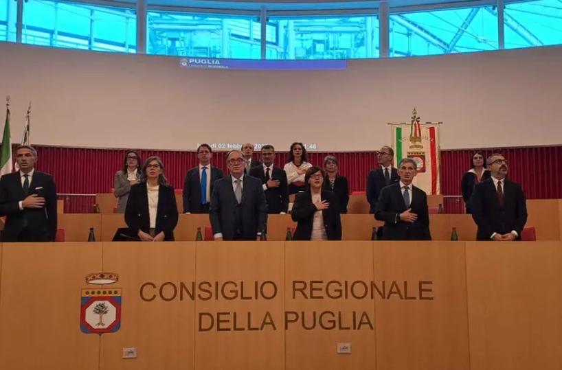 Regione Puglia, al via il primo Consiglio. L'abbraccio tra Decaro e Lobuono, il giuramento LA DIRETTA