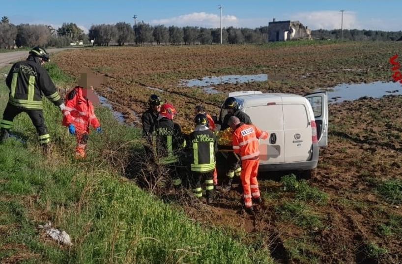 Mesagne, auto esce fuori strada sulla provinciale: un uomo estratto vivo dalle lamiere