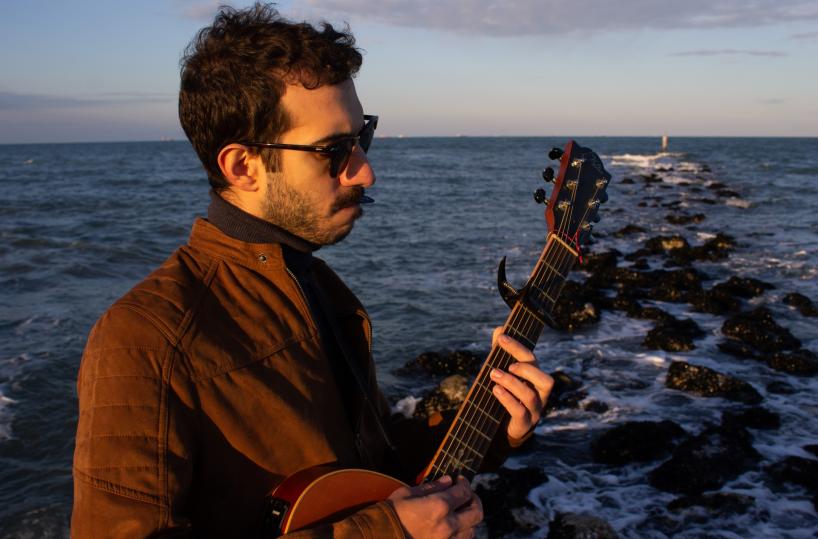 I sentimenti senza retorica di Emanuele Presta: &laquo;Bella ma non ci vivrei&raquo;, nuovo singolo tra malinconia, desiderio e consapevolezza