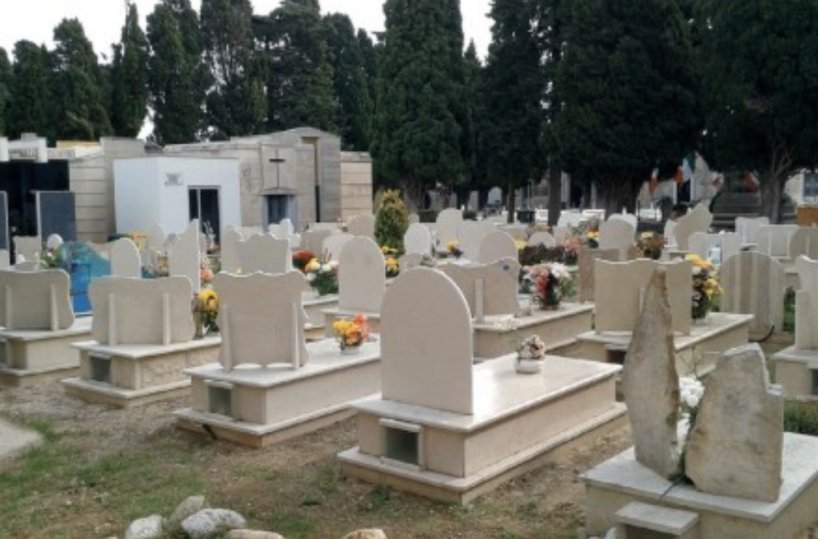 Mola, il cimitero una piazza dello spaccio. Le dosi nascoste fra tombe e loculi