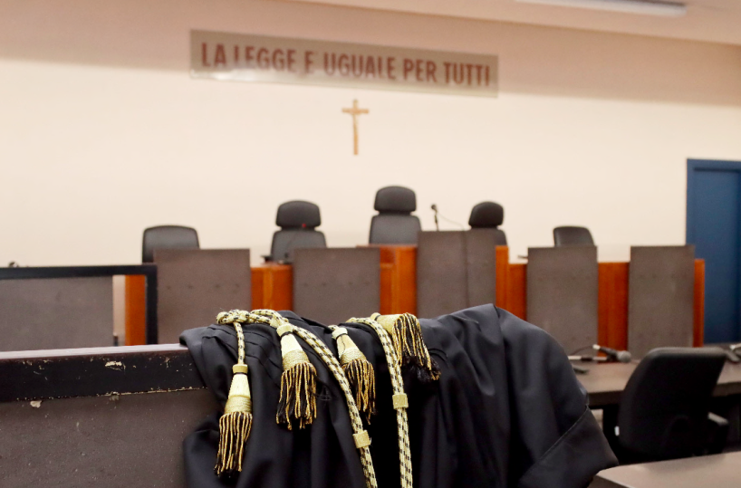 Fotomontaggi hot su whatsapp per denigrare una disabile di Taranto: in cinque a giudizio per stalking