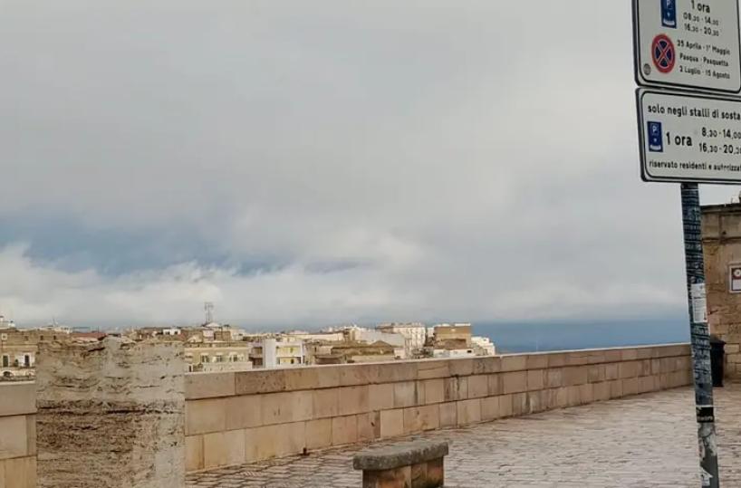 Matera, il vento forte danneggia una scultura installate nel centro storico