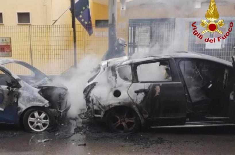Incendio a Gallipoli: fiamme distruggono due auto, intervento dei Vigili del Fuoco