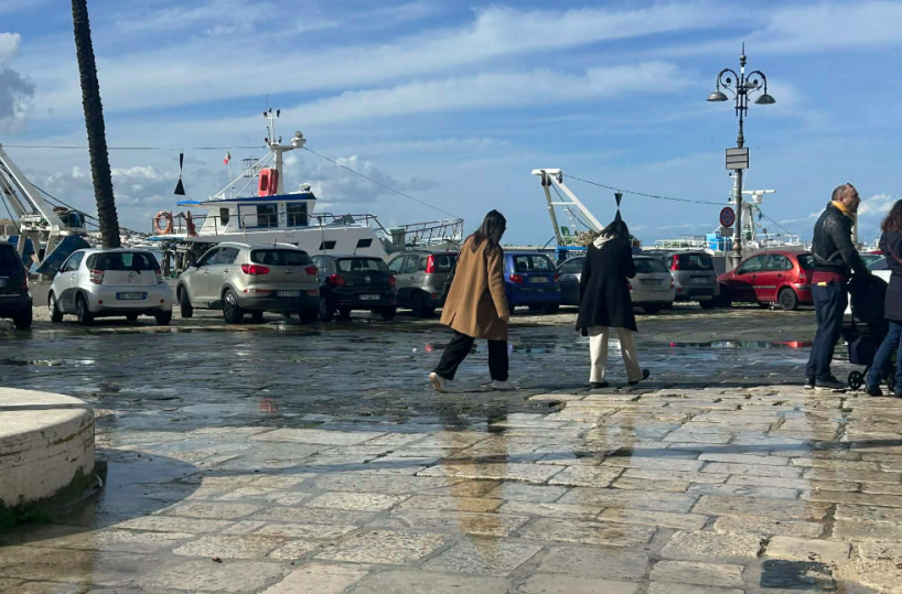Molfetta, dal sottosuolo zampilli misteriosi di acqua sorgiva: &egrave; scompiglio sul porto