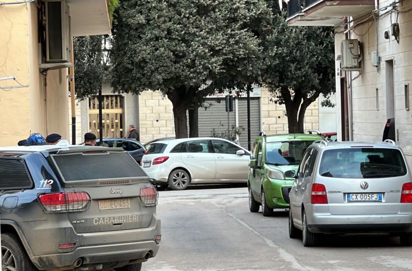 Mattina di tensione a Cerignola: uomo sparato al torace in viale Usa, 80enne armato si barrica in casa