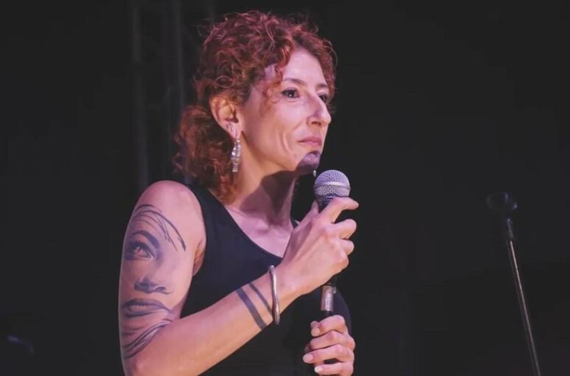 Dal tabacchi al palco: la materana Patrizia Colucci e la scommessa della stand up