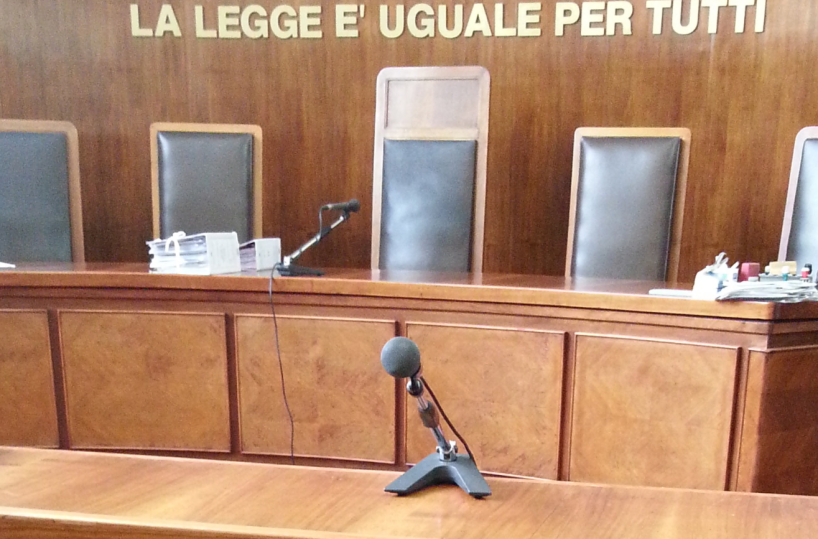 Lance affilate e scudi alzati, quando la politica ricorda le legioni romane