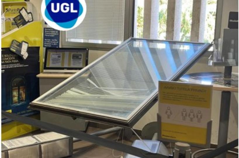 Massafra, pesante finestra in metallo cade all&rsquo;interno dell'ufficio postale: ferita lavoratrice