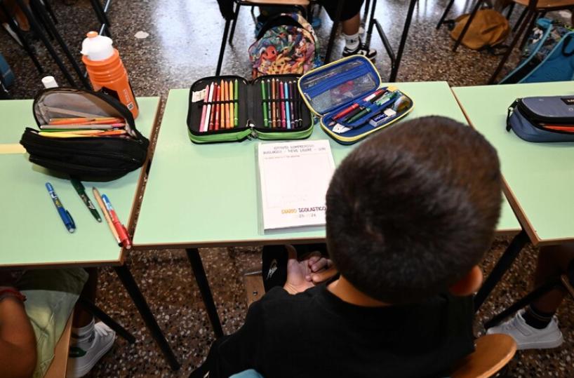 Maltrattava ragazzini in una scuola del Barese: una 66enne finisce in manette a Reggio Emilia