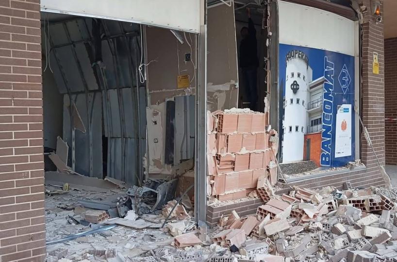 Boato nella notte a Canosa di Puglia: &laquo;banda della marmotta&raquo; fa esplodere bancomat ma il colpo fallisce