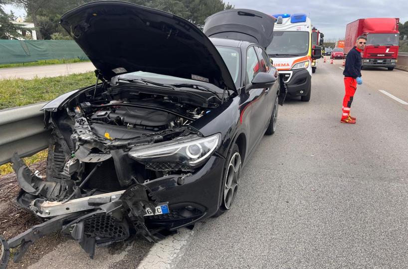 Mesagne, auto contro camion sulla statale: due feriti in ospedale