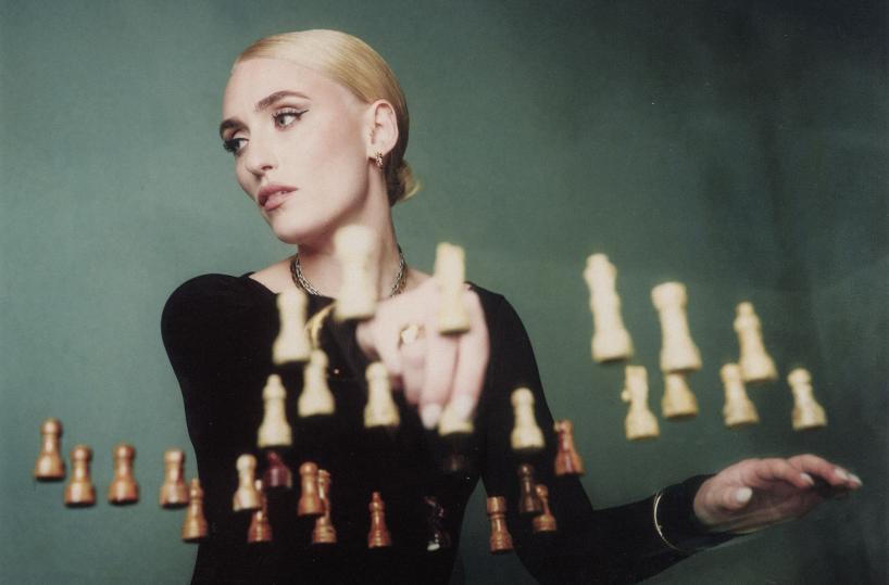 &laquo;Il tempo passa, ma bisogna abitarlo al meglio&raquo;: Mara Sattei arriva a Sanremo con un nuovo disco e tanta consapevolezza