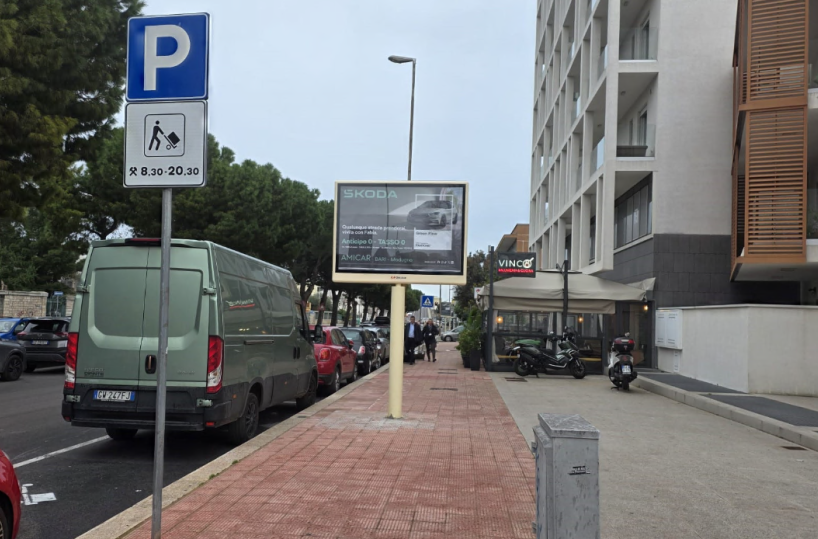 Bari, insegne ingombranti e lavori che tolgono posti auto: i disagi denunciati dal comitato &laquo;No Brt&raquo;