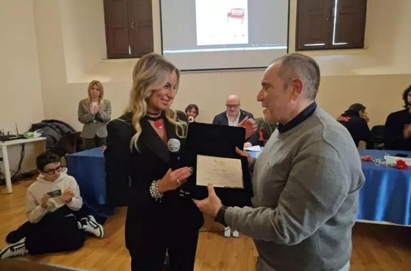 Barletta, una panchina rossa per Elisa Claps. Il fratello: &laquo;C'&egrave; ancora tanto da fare contro stalking e femminicidio&raquo;