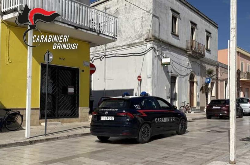 Brindisi, un tirapugni fra i banchi di scuola: denunciato studente 15enne