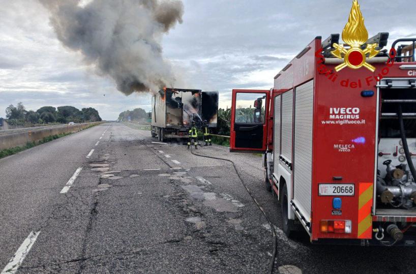 Camion prende fuoco sulla Brindisi-Lecce: non ci sono feriti, strada bloccata