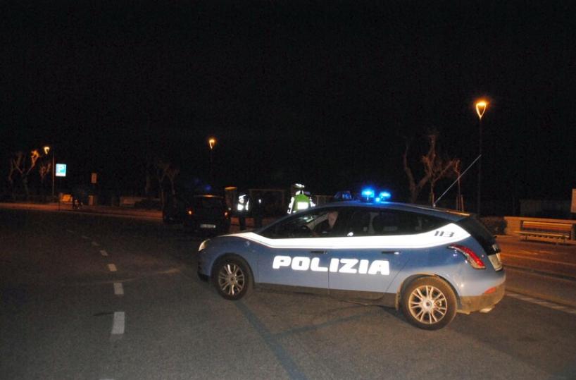 Canosa di Puglia, forza un posto di blocco e investe un poliziotto: arrestato un 26enne