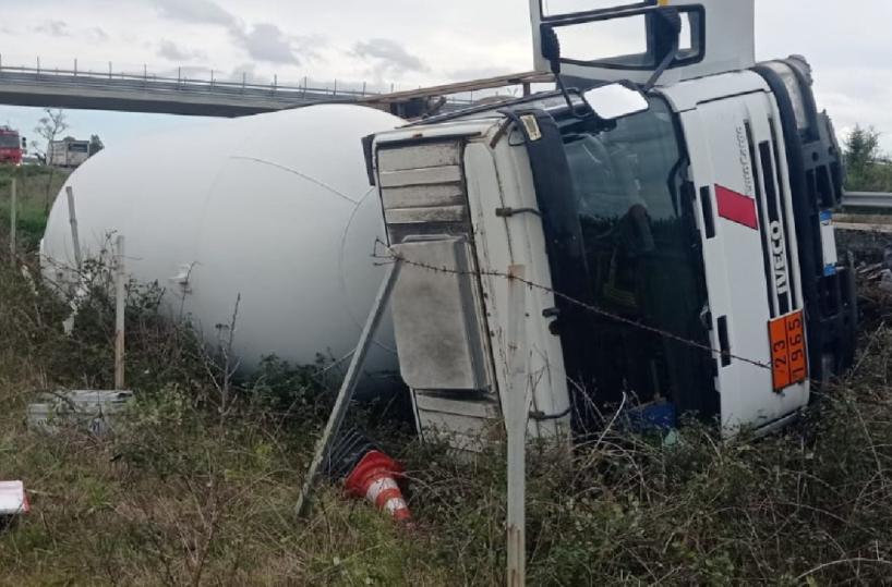 Si ribalta camion cisterna con gpl, autista ferito nel Salento