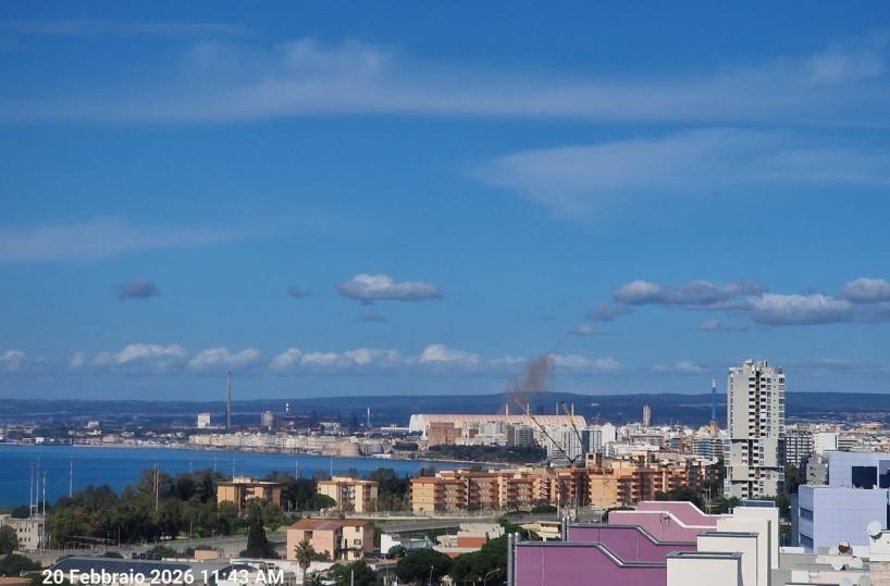 Taranto, una nube rossastra si eleva dagli impianti a caldo dell'ex Ilva: &laquo;&Egrave; inquinante&raquo;