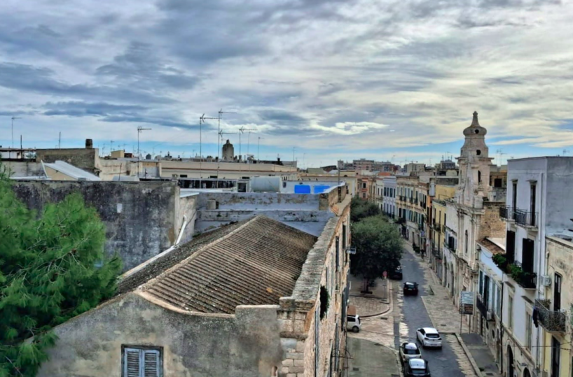 Trani, il bellissimo centro storico con vista sui palazzi all&rsquo;amianto