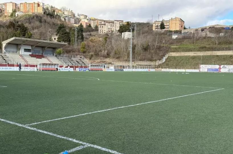 Avigliano, smaltire il manto sintetico da gioco costa troppo: il sindaco lo regala a pezzi per risparmiare 200mila euro