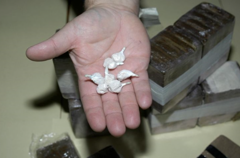 Fasano, gettano la droga dall'auto e quando tornano a riprenderla trovano i carabinieri: arrestati