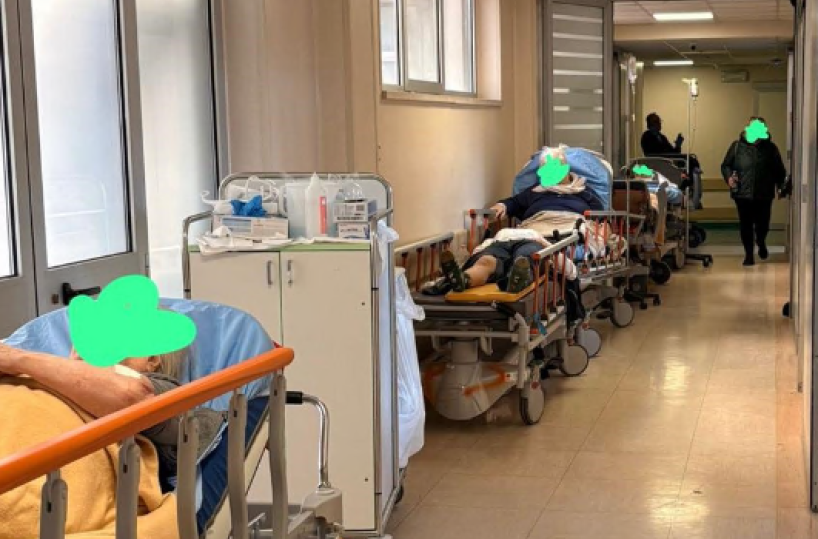 Bari, al Pronto soccorso del Policlinico niente posti: il ricovero si fa in barella