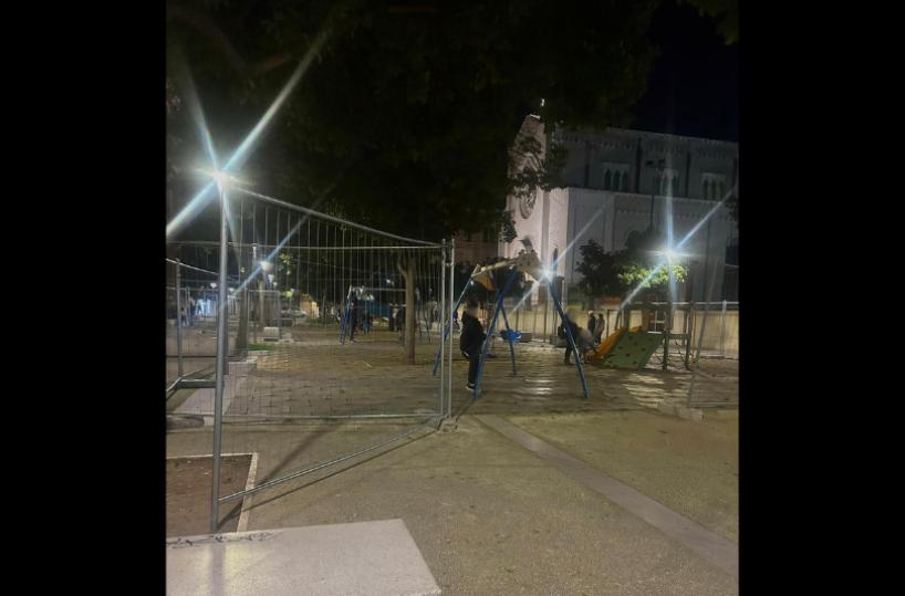 Bari, l'area giochi al Redentore chiude dopo l'infortunio di un bimbo. Ma i genitori aprono le transenne e i figli giocano