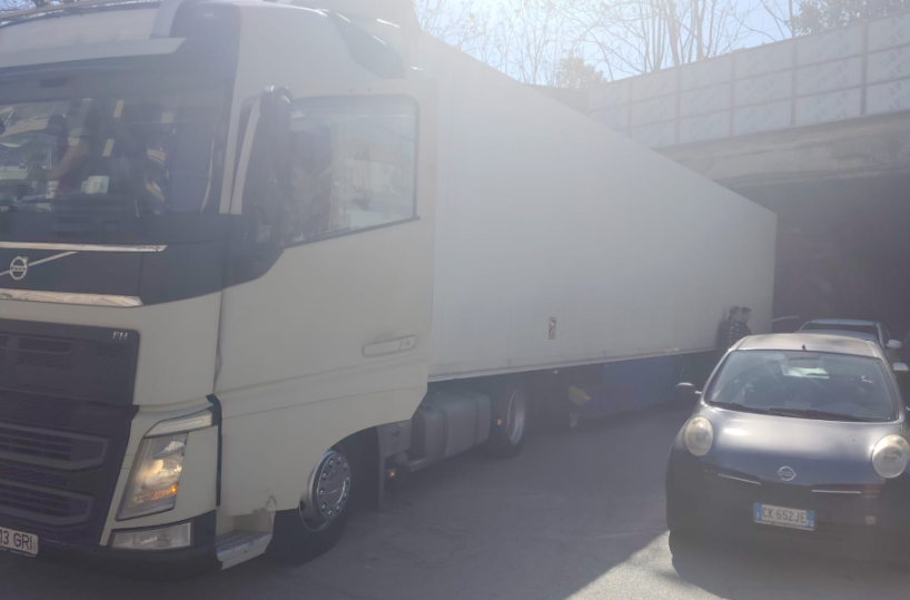 Foggia, traffico in tilt per oltre due ore: un tir in panne blocca l'accesso di via Scillitani