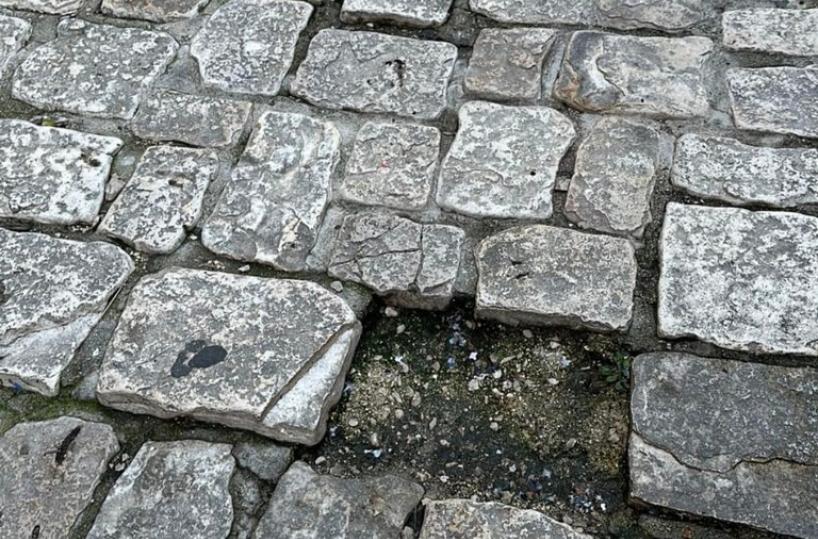 Bari, mette il piede su una basola traballante e cade rompendosi l'omero: prof.ssa denuncia sui social &laquo;Ma chi interviene?&raquo;