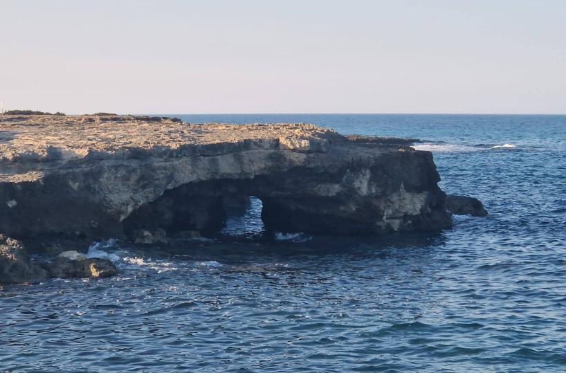 Erosione costiera in Puglia, crolla parte di un costone roccioso a Torre Pozzelle: &laquo;fenomeni in aumento&raquo;