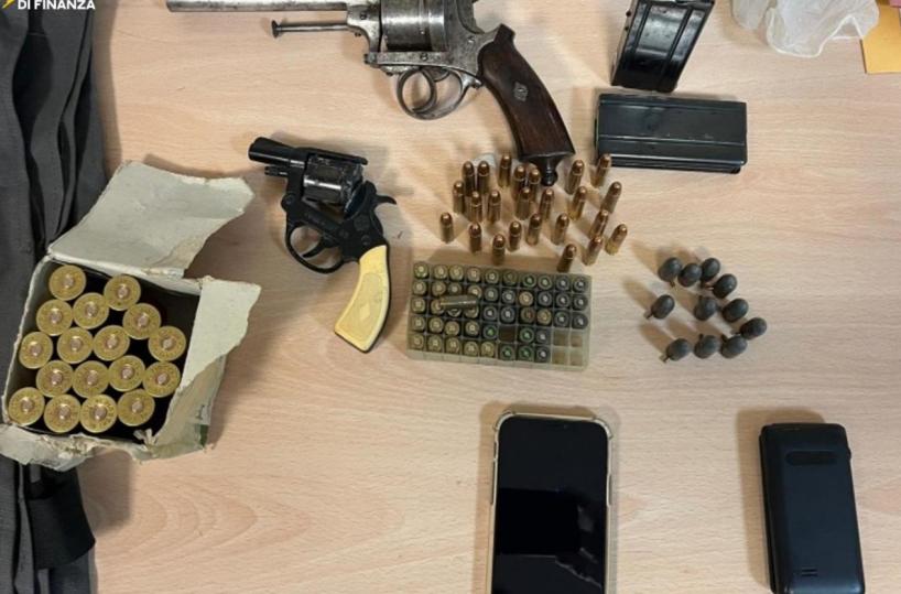 Trani, scoperto un deposito di pistole, munizioni e ordigni nelle campagne: due denunce