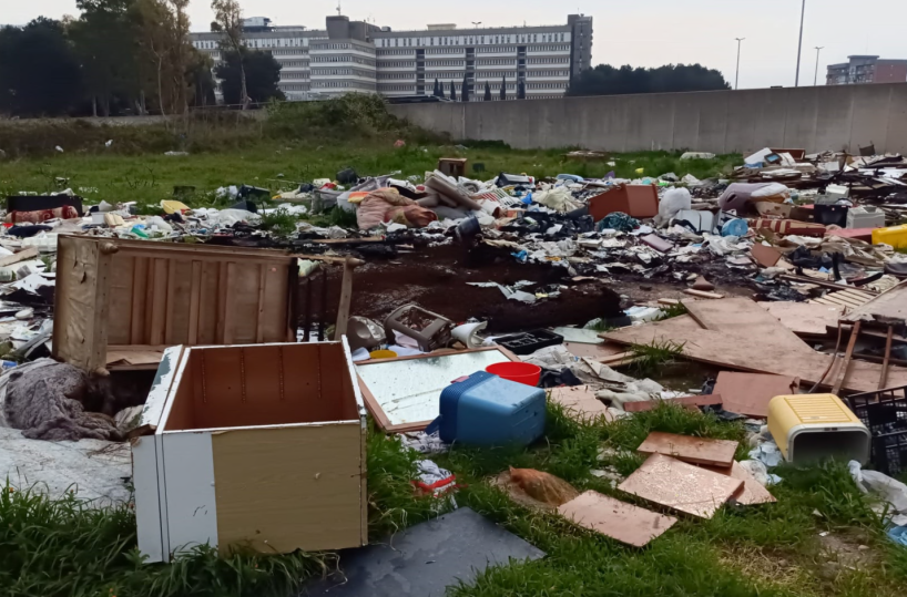 Bari, al San Paolo la discarica all&rsquo;ombra dell&rsquo;ospedale: prima l'abbandono di rifiuti, poi il rogo