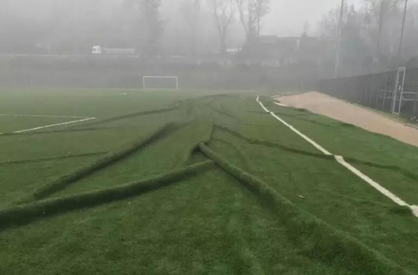 Danni al campo sintetico di Potenza dopo l'atterraggio dell'elicottero con Nordio