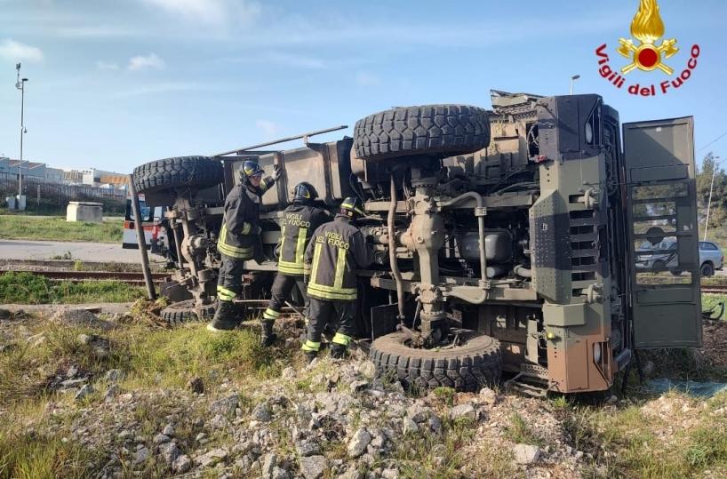 Brindisi, scontro tra un camion militare che si ribalta e un'autovettura: tre feriti