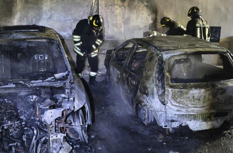Doppio rogo di auto nel Barese: incendiate tre auto a Mola e Gioia del Colle