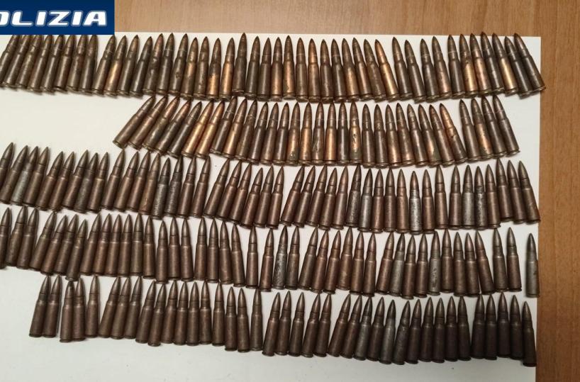Brindisi, trovati 119 proiettili di kalashnikov nascosti nelle campagne: indaga la polizia