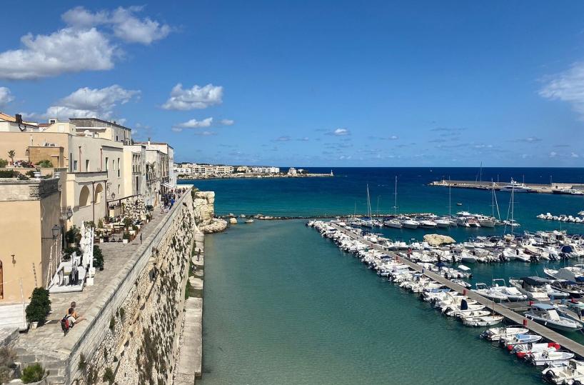 Turista cade da una balaustra sul lungomare Otranto: &egrave; grave