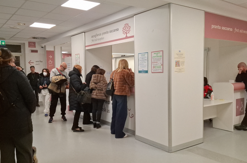 La cura prescritta alla madre non &egrave; &laquo;adeguata&raquo;, pregiudicato aggredisce medico e infermiera al Policlinico di Bari 