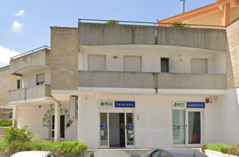 Lequile, tentano di scardinare lo sportello bancomat ma il colpo fallisce: la cassaforte abbandonata in strada